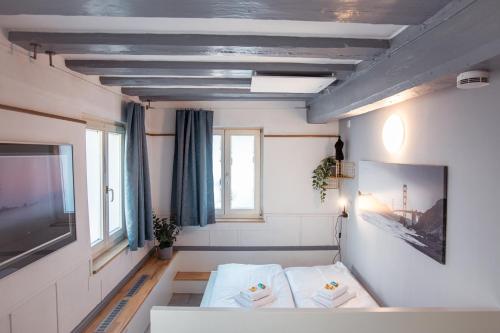 フュルトにあるHaus99 Budget Pension & Apartmentsのベッドとテレビと窓のある部屋