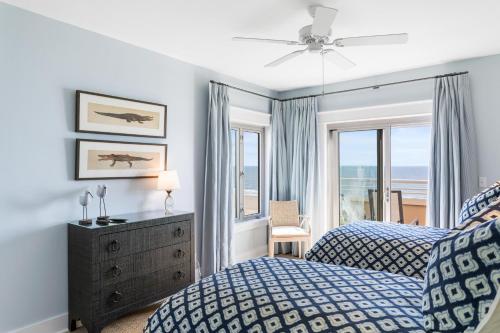 Giường trong phòng chung tại 5137 Windswept Villa by Akers Ellis Rentals