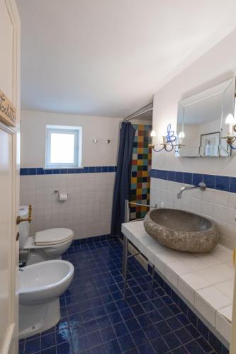a bathroom with a tub and a toilet and a sink at Il Casale Di Villa Rossi in Lucca