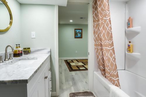 un baño con ducha y lavabo en South Bend Area Vacation Rental 8 Mi to Notre Dame, en Granger