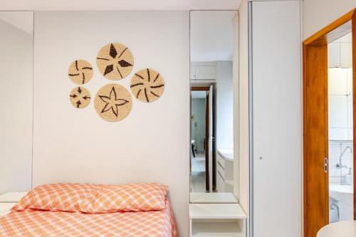 ein Zimmer mit einem Bett und einem Spiegel in der Unterkunft Apto Ubatuba home - Centro c vista in Ubatuba