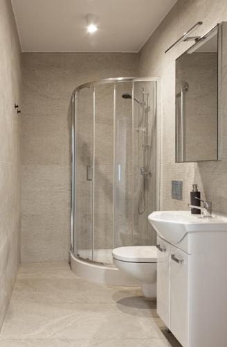a bathroom with a shower and a toilet and a sink at Loft Fabryka Włókna 3c #nestapartamenty in Bielsko-Biała