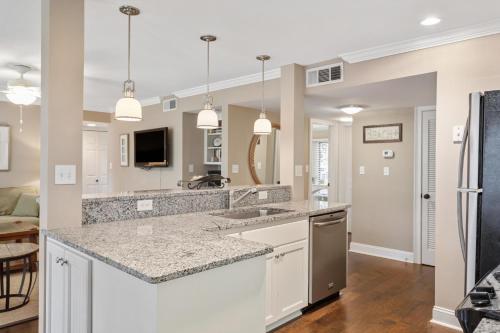 キアワ・アイランドにある5549 Turtle Cove Villa by Akers Ellis Rentalsのキッチン(御影石のカウンタートップ付)、リビングルーム