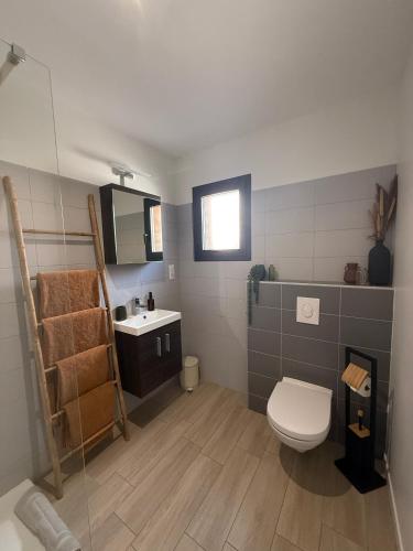 une salle de bain avec toilettes et lavabo dans l'établissement Lodge Cosy tout confort Lodge des Oliviers, à Ganges