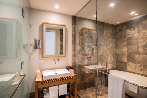 une salle de bain avec une douche, une baignoire et un lavabo dans l'établissement Family Fun & Luxury Andaz Penthouse Ocean & Sunset Views From Lanai Hot Tub 3 Br4 Ba For 8, à Wailea