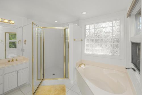 キアワ・アイランドにある67 Forestay Court by Akers Ellis Rentalsの白いバスルーム(バスタブ、シャワー付)