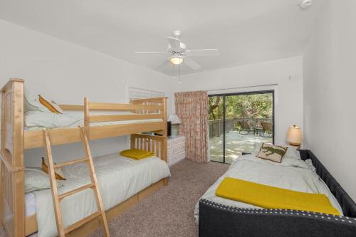 キアワ・アイランドにある67 Forestay Court by Akers Ellis Rentalsのベッドルーム1室(二段ベッド2組付)、パティオが備わります。