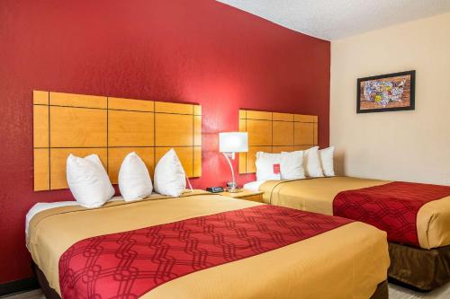 Ένα ή περισσότερα κρεβάτια σε δωμάτιο στο Econo Lodge Wanamaker