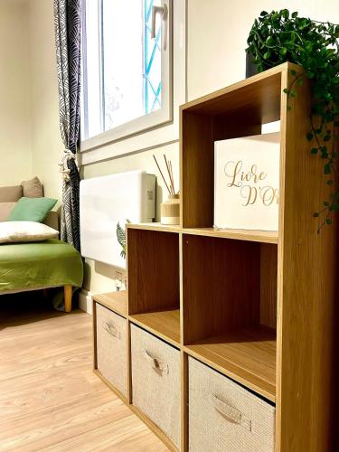 une pièce avec une étagère avec une boîte à amour dans l'établissement Studio cosy proche hyper centre et gare, à Banyuls-sur-Mer