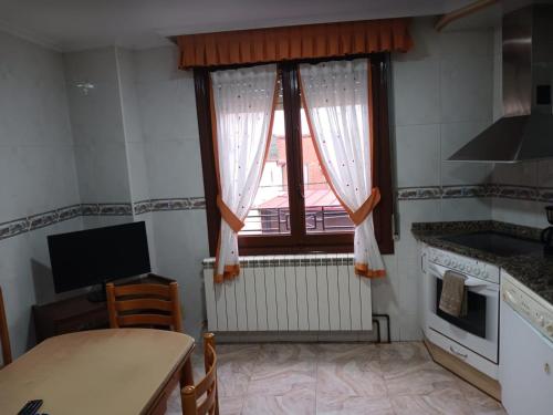 a kitchen with a table and a window and a table and chairs at La puerta del Valle Gran piso de 130 m entero para ti y tu familia o amigos in Cárdenas