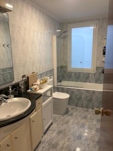 a bathroom with a sink and a toilet and a window at La puerta del Valle I Piso grande de 130 m entero para tu disfrute in Cárdenas
