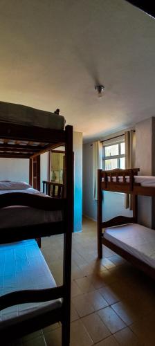Giường trong phòng chung tại Maréia Hostel