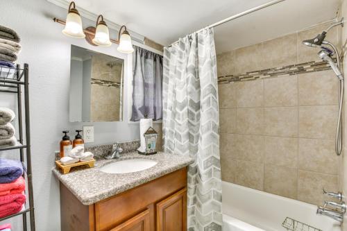 Koupelna v ubytování Walk to Magazine St NOLA House in Irish Channel!