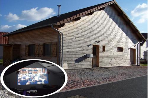 Maison en bois avec salle de cinéma à la campagne