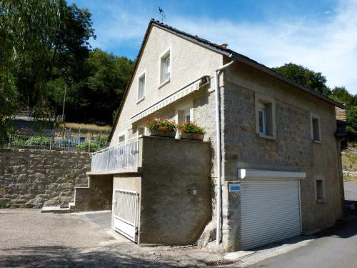 Cette petite maison dispose d'un balcon fleuri. dans l'établissement Grand Gite, à La Celle-sous-Gouzon