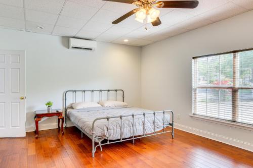 Postel nebo postele na pokoji v ubytování 10 Mi to Augusta Georgia Family Home with Yard
