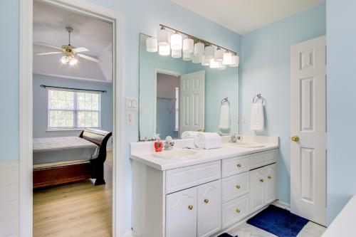 Koupelna v ubytování 10 Mi to Augusta Georgia Family Home with Yard