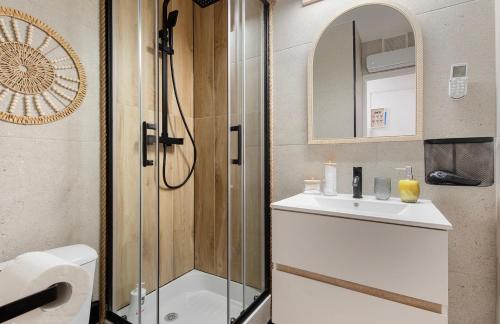 une salle de bain avec une douche, un lavabo et des toilettes dans l'établissement La perle du port, au Cap d'Agde