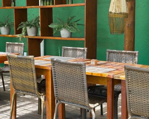Un restaurante o sitio para comer en Ravenala Hotel