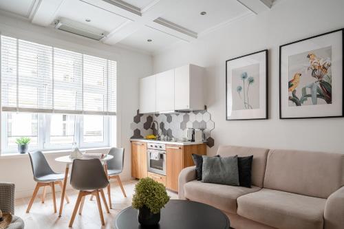 un soggiorno con un divano e un tavolo di Comfort & Modern Apartment by Market Square with AC AS Home S5a a Breslavia