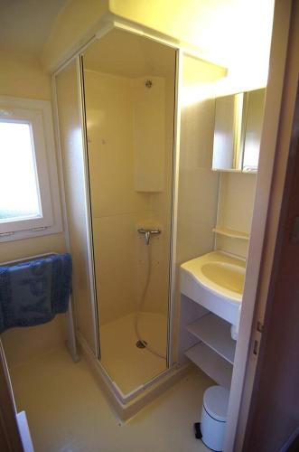 La petite salle de bains est pourvue d'une douche et d'un lavabo. dans l'établissement Mobil-home a la campagne proche de la mer, à Criel-sur-Mer