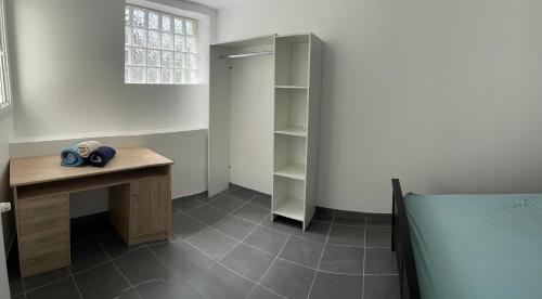 une pièce vide avec un bureau et un placard dans l'établissement Un T2 tout confort spacieux - Résidence SJT, à Aleçon