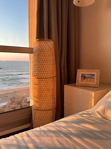 une chambre avec un lit et une vue sur l'océan dans l'établissement Biarritz - High-end - Balcony View - Beach - Comfort -Pool, à Biarritz