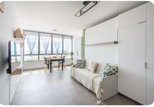 un salon avec un canapé et une table dans l'établissement La Rose des Sables, à La Grande Motte