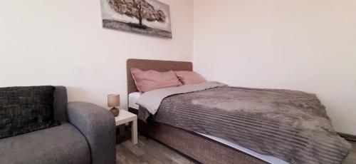 Postel nebo postele na pokoji v ubytování Apartman Dostojevski