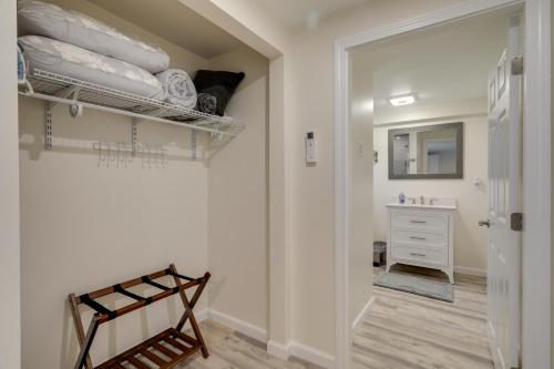 Koupelna v ubytování Pet-Friendly Apt Near Onset Beach on Cape Cod!