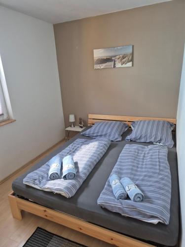 una camera con due letti con cuscini blu sopra di Ferienwohnung am Stettiner Haff a Mönkebude