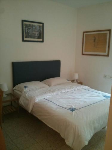 Postel nebo postele na pokoji v ubytování one room studio apartment and garden