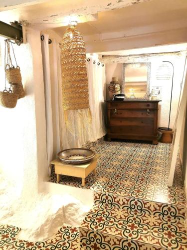 La salle de bains est pourvue d'un grand miroir et d'un lavabo. dans l'établissement Villa Bleue au Roucas Blanc - Piscine & Mer - du samedi au samedi, à Marseille