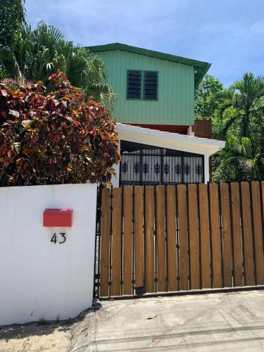 BREEZY LOFT OceanView, Walk to Beach and Plaza