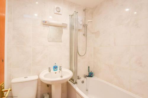 een badkamer met een wastafel, een toilet en een douche bij Chalet Fortyfive in Deal