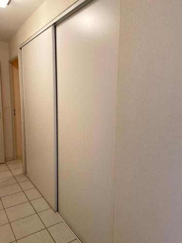 une porte coulissante en verre. dans l'établissement Pour 4 personnes, 15 minutes à pied de la plage, à Saint-Cyprien