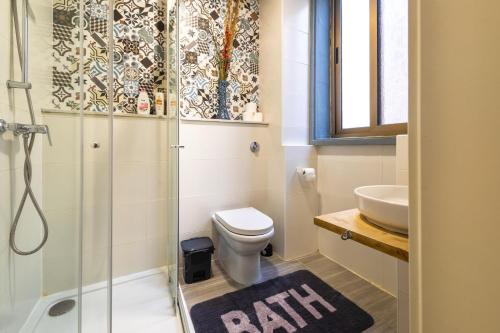 Un baño con ducha, inodoro y lavabo. en Quiet ensuite budget twin room, en Sliema