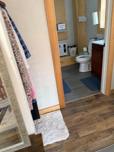 Un baño de Walnut Grove
