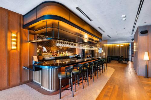 Ultimate Elegance Studio with Panoramic City Views photo 14