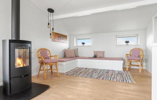 un soggiorno con camino, divano e sedie di 4 Bedroom Stunning Home In Hjørring a Hjørring