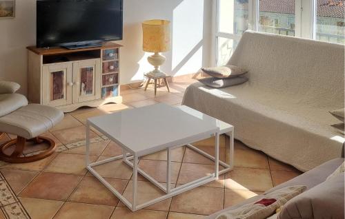 un salon avec un canapé et une table dans l'établissement Nice Apartment In Saint-Paul-Lès-Dax, à Saint-Paul-lès-Dax