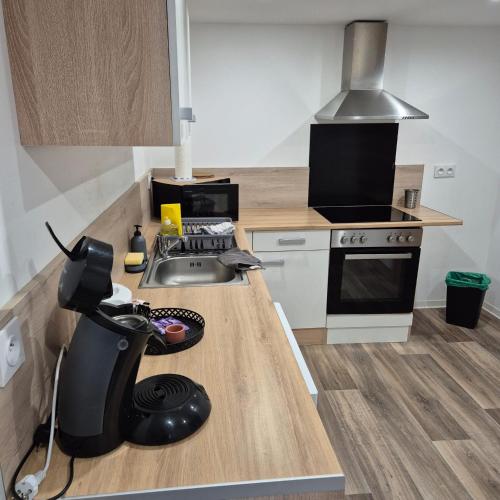 une cuisine avec un téléphone sur un comptoir de cuisine dans l'établissement Se relaxer dans la vallée, à Hombourg-Haut