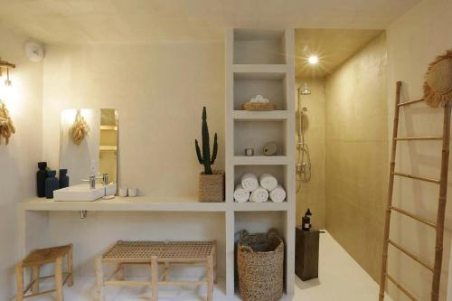 une salle de bain avec un lavabo et un miroir dans l'établissement Modern Oceanfront Villa Overlooking Cayola Bay, à Saint-Hilaire-de-Talmont
