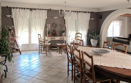 une salle à manger avec une table et des chaises dans l'établissement Nice Home In Carpentras, à Carpentras