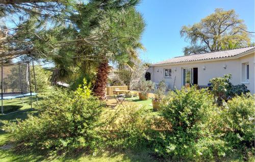 une maison avec un palmier dans la cour dans l'établissement Lovely Home In Vensac, à Vensac