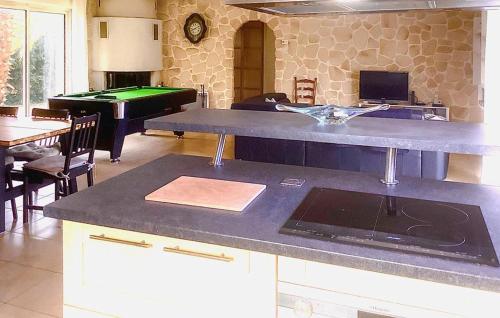 une cuisine avec un comptoir avec une table de billard dans l'établissement Lovely Home In Vensac, à Vensac