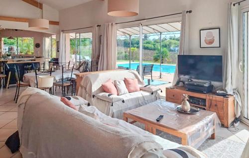 Photo de la galerie de l'établissement Lovely Home In Virazeil, à Virazeil