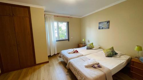 Una habitación de hotel con dos camas y una ventana. en Apto Barreiro by Susy's Holidays, en Funchal