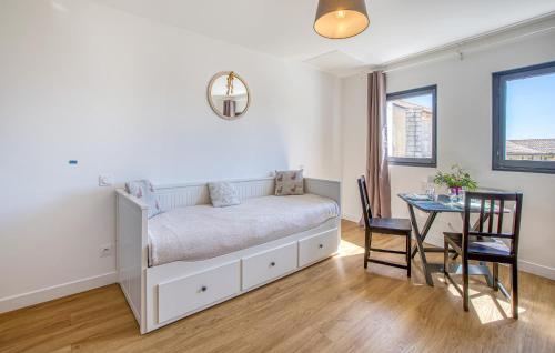 une chambre avec un lit et une table et une salle à manger dans l'établissement Pet Friendly Apartment, au Château-dʼOléron