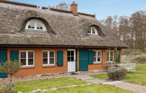 een oud huis met een rieten dak bij Ferienwohnung Diana in Lancken-Granitz